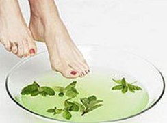 Побалуйте себя травяной ванночкой для ног. 